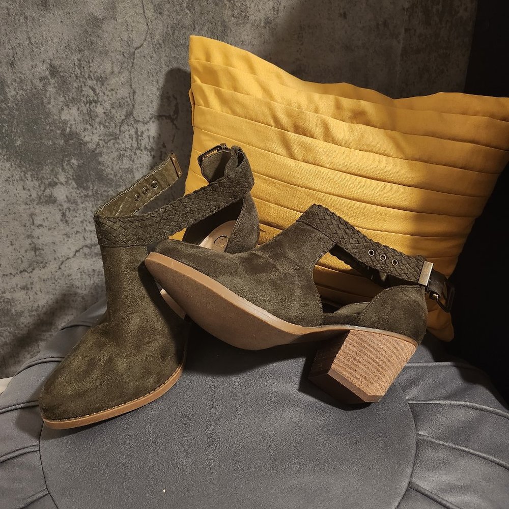 Green ankle boots